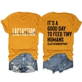 Dettaglio fronte e retro della t-shirt gialla con lo slogan 'IT'S A GOOD DAY TO FEED TINY HUMANS' - S / Giallo Senape