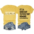 Détails avant et arrière du t-shirt jaune moutarde 'It's a good day to feed tiny humans' - Jaune