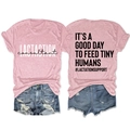 Vista piatta di t-shirt in cotone rosa e pantaloncini di jeans con stampa grafica - Rosa (Stampa Nera)