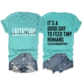 Détail à plat du t-shirt vert menthe avec slogan it's a good day to feed tiny humans - Bleu Eau Profonde