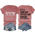 Détail du slogan IT'S A GOOD DAY TO FEED TINY HUMANS au dos d'un t-shirt vintage rouge - Or Rose (Impression Noire)