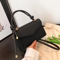 Chique zwarte crossbodytas met geweven textuur, geknoopt handvat en gouden details - Zwart