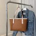 Bolso tote marrón con monograma, patrones azules, asas blancas y remaches dorados - Marrón