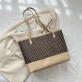 Bolso tote retro con estampados de monogramas marrón oscuro y detalles en cuero crema - Caqui