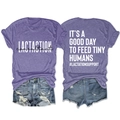 Vue détaillée avant et arrière du t-shirt violet avec imprimé de consultante en lactation - Violet (Impression Blanche)