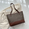 Bolso tote retro en colores contrastados con base de cuero marrón y patrón geométrico - Marrón