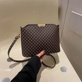 Borsa a tracolla marrone con motivo vintage da donna e finiture in metallo dorato - Marrone