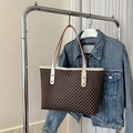 Bolso tote marrón con patrón geométrico, asas blancas y detalles de costura en rojo - Marrón