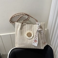 Bolso tote de paja trenzada beige con adorno de margarita y pañuelo estampado - Caqui