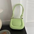 Borsa quadrata verde avocado con goffratura a U e dettaglio del cinturino con nodo - Verde