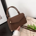 Bruine vintage crossbodytas met gewatteerde textuur en stijlvolle geknoopte handgreep - Bruin