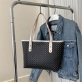 Bolso tote negro con motivos geométricos, asas de cuero blanco y bordes rojos - Negro