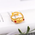 Verstellbarer goldener Froschring mit roten Edelsteinaugen und poliertem Metall-Finish - Rote Augen Stil / Gold