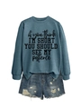 Détail du sweat-shirt bleu-gris avec texte humoristique et short en jean usé - Bleu (Police Noire)