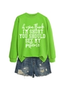 Détail d'un sweat à slogan vert fluo associé à un short en jean délavé et déchiré - Vert Fluorescent (Police Blanche)