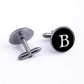 Gemelos redondos en metal color plomo con esmalte negro y diseño de la letra B - Letra B