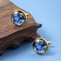 Detail van ronde gouden manchetknopen met wereldkaart en gepolijste metalen T-sluiting - Gouden Frame Aarde (5196846470479) / Saffierblauw