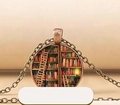 Vintage Bronze-Halskette mit rundem Anhänger und antikem Bibliotheksregal-Motiv - Bronze