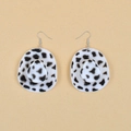 Détail de boucles d'oreilles chapeau de cowboy avec motifs de vache noirs et blancs - Motif Vache Noir et Blanc