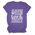 Détail d'un t-shirt violet chiné à col rond avec noms de chanteurs country rétro imprimés - S / Violet