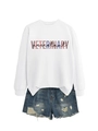 Dettaglio della stampa Veterinary Assistant su felpa bianca con pantaloncini di jeans - Bianco (Stampa Nera)
