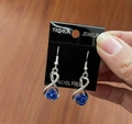 Verdrehte Rosen-Ohrringe mit blauer Blume und funkelndem Silber-Diamant-Finish - Silber mit blauer Rose
