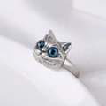 Makroaufnahme von 3D-Katzenkopfring mit Fellstruktur und leuchtend blauen Edelsteinaugen - Retro Blauäugiger Katzenkopf