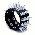 Punk Armband aus schwarzem Kunstleder mit drei Reihen silberner Metallstachel-Nieten - Schwarz