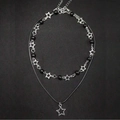 Détail du collier punk double couche avec étoiles évidées, perles noires et cordon cuir - Style Étoile Double Couche (Style 1)