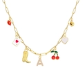Detail van de paperclipketting met diverse hangers waaronder hart, kers en letter - Letter A Stijl