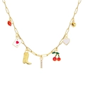Detail van paperclip ketting met kers, hart en pokerkaart hangers in goud - Letter I Stijl