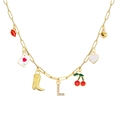 Detail van gouden ketting met emaille bedeltjes, rode lippen, harten A en kristallen letter L - Letter L Stijl