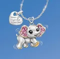 Silberne Elefantenkette mit rosa Zirkonia-Ohren und Herzanhänger mit Liebesgravur - Legierung Elefant Herz Anhänger Stil