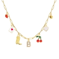 Gouden paperclip ketting met kleurrijke bedeltjes zoals poker A en kristallen letter B - Letter B Stijl