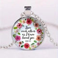 Religiöse Bibelvers-Halskette mit Blumenkranz und Glas-Anhänger an silberner Kette - Johannes 15:12 Stil (Stil 2)