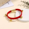 Bracciale in pelle rossa intrecciata con ciondoli a campanella dorati e chiusura magnetica - Rosso