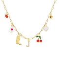 Gouden paperclip ketting met bedeltjes waaronder rode lippen en een diamantletter J - Letter J Stijl