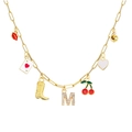 Gouden paperclipketting met bedeltjes waaronder een speelkaart, lippen en letter M - Letter M Stijl