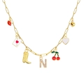 Gouden paperclip ketting met trendy bedels zoals de letter N en hartjes speelkaart - Letter N Stijl