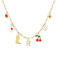 Gouden paperclip ketting met letter R, kers en hart bedeltjes in een glanzende afwerking - Letter R Stijl