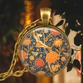 Gros plan du collier fleur vintage en bronze avec pendentif en verre de style William Morris - Motif Floral (Style 5)