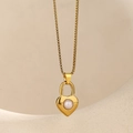 Dettaglio della collana veneziana dorata con pendente a cuore e perla di conchiglia - Lucchetto a cuore