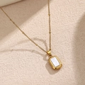 Dettaglio di una collana placcata in oro con ciondolo rettangolare in madreperla bianca - Rettangolare