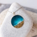 Böhmische Ozean-Strandhalskette mit blauem Harzanhänger und echtem Sandeffekt - Ozeanblaue Strandlandschaft (Stil 1)