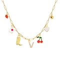 Gouden paperclip ketting met diverse bedeltjes zoals speelkaarten en letter V - Letter V Stijl