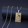 Detalle macro del colgante de Tarot Rueda de la Fortuna con gato en cadena de acero - Rueda de la Fortuna
