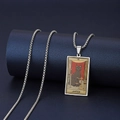 Detalle del collar de Tarot Justicia con gato negro sobre un pedestal azul real - LA JUSTICIA