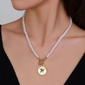Detalle del colgante de colibrí con pintura al óleo en collar de perlas blancas y cierre OT dorado - Estilo de Tótem de Colibrí Artístico (Style 4)