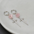 Details von Gothic-Schwert-Ohrringen mit rosa Kirschblüten auf einem Keramikteller - Rosa Kirschblüte Silbernes Schwert / Silber