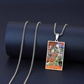 Détail du pendentif Tarot de la Mort d'Halloween avec motifs crâne et citrouille sur acier - La Mort